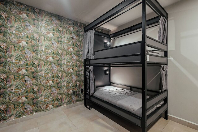 コヨアカン近くの混合部屋のベッド