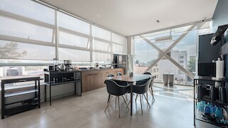 コヨアカン近くの混合部屋のベッド