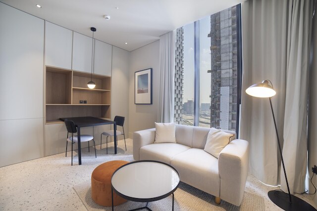 アップサイドリビングビジネストラベルのエグゼクティブスタジオ