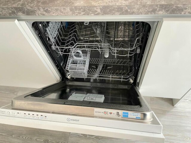 1B ステップス トゥ ユニ & スタジアム - WiFi、ブレッキー、ネットフリックス