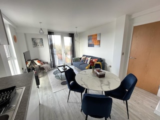 1B ステップス トゥ ユニ & スタジアム - WiFi、ブレッキー、ネットフリックス