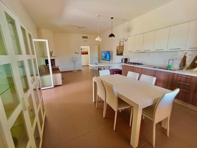 ヴィラ・ローラ、完成した現代的な家具、都市のグリーンオアシス