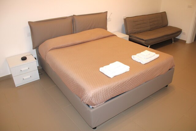 ヴィラ・ローラ、完成した現代的な家具、都市のグリーンオアシス