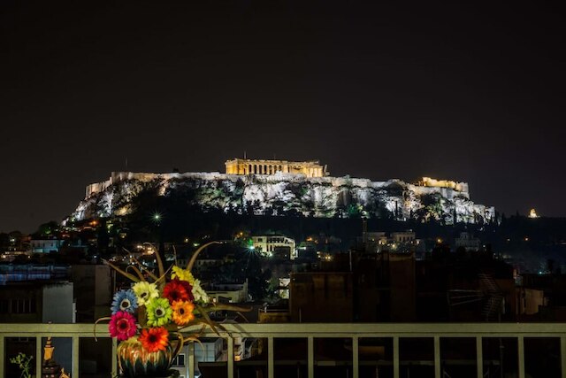 パルテノンの景色を楽しむ、中心部の晴れたフラット