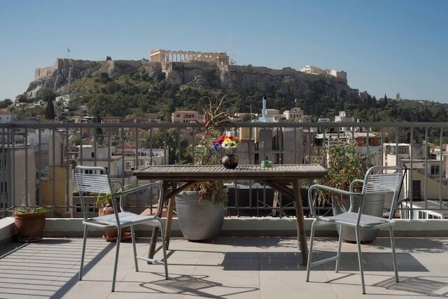 パルテノンの景色を楽しむ、中心部の晴れたフラット