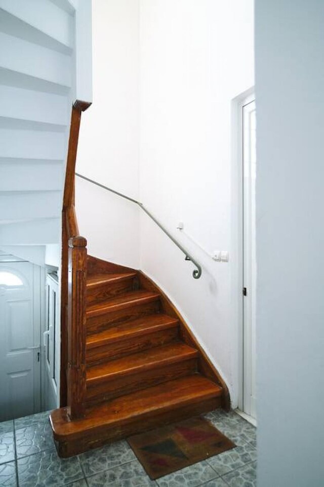 無料駐車スペース付き広々とした中央のアパート