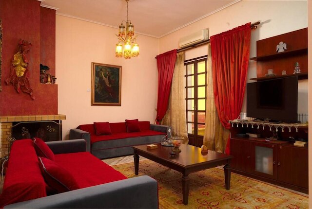 無料駐車スペース付き広々とした中央のアパート