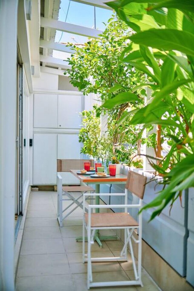 屋上アパートメントの360ビュー付きパティオ