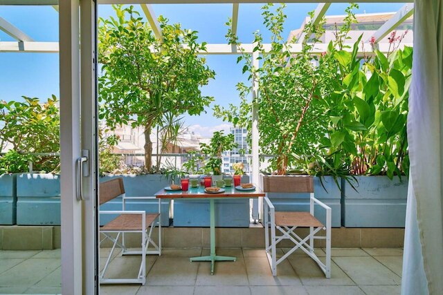 屋上アパートメントの360ビュー付きパティオ