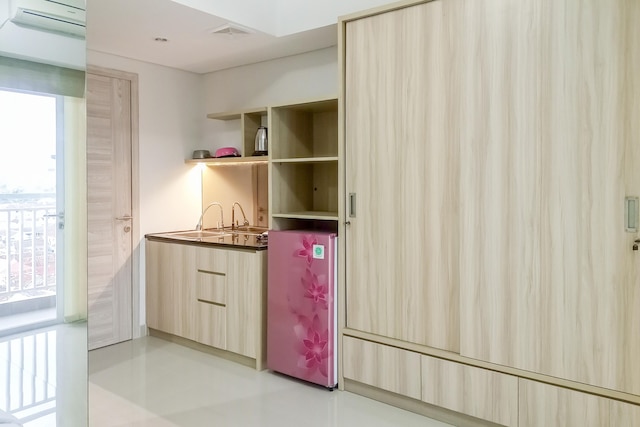 ラグジュアリースタジオタマンメラティシンドゥアディアパートメント