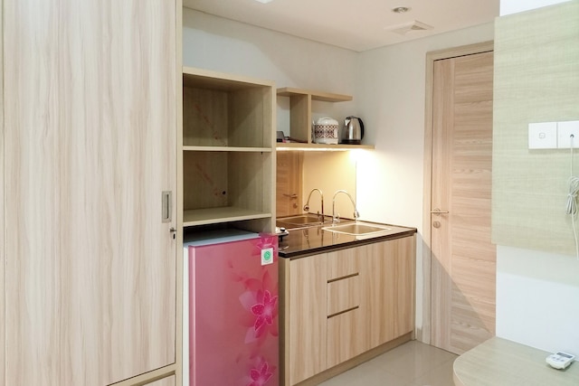 タマンメラティシンドアディアパートメントの居心地の良いデザインスタジオ