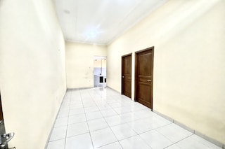 キャピタル O 93601 マンダ ホームステイ シャリア