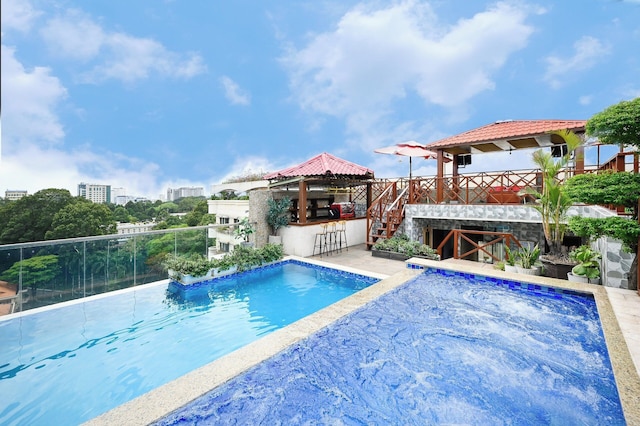 カリフォルニア サイゴン ホテル & ルーフトップ プール