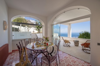 ヴィラ グル - エンチャントング ヴィラ オーバールッキング ザ シー