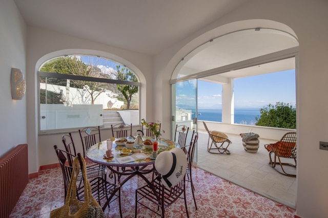 ヴィラ グル - エンチャントング ヴィラ オーバールッキング ザ シー