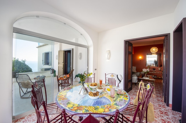 ヴィラ グル - エンチャントング ヴィラ オーバールッキング ザ シー