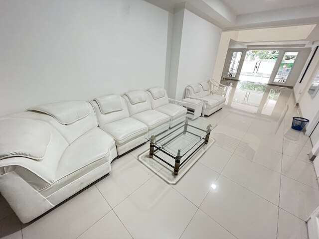 スーパー OYO 93721 ルパ ニア LRT ベロドローム 2 ラワマングン