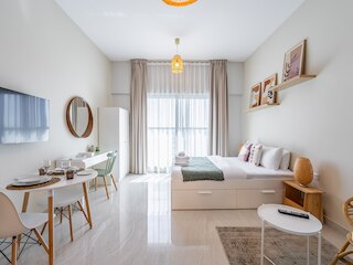 チャーミングスタジオエスケープウィズシティビュー