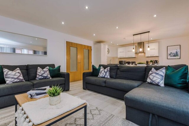 ホストアパートメンツナイトストリートプレイス