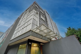 ホテル O ニア モナス フォーマリー チデン ティムール レジデンス