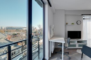 メトロバスと海岸近くの中央フラット-カディコイ