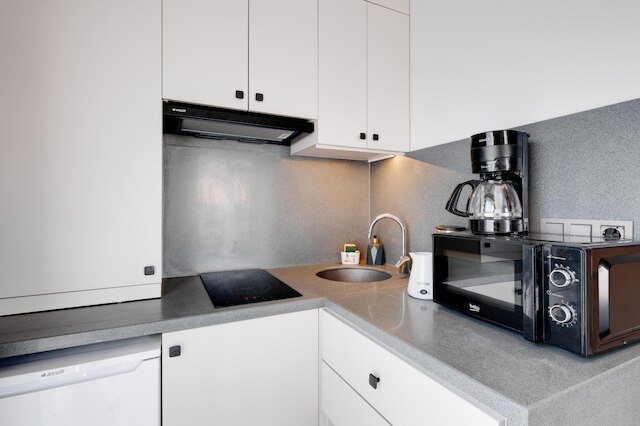 メトロバスと海岸近くの中央フラット-カディコイ