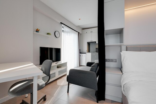 メトロバスと海岸近くの中央フラット-カディコイ