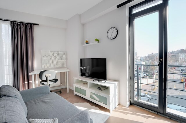 メトロバスと海岸近くの中央フラット-カディコイ