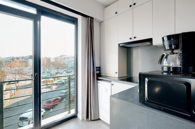 メトロバスと海岸近くの中央フラット-カディコイ