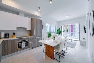 ブリックエルハートコンドウィズアメージングビューズ