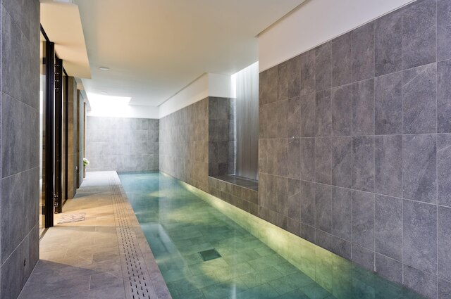 スタンニングな5ベッドルームの家 フラム、屋内プール、サウナ、プライベートガーデン付き