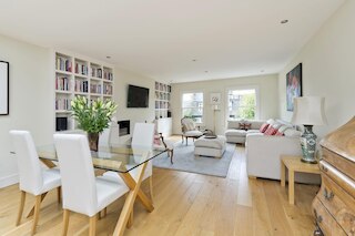 広々とした3ベッドルームのアパートメント アールズ・コート