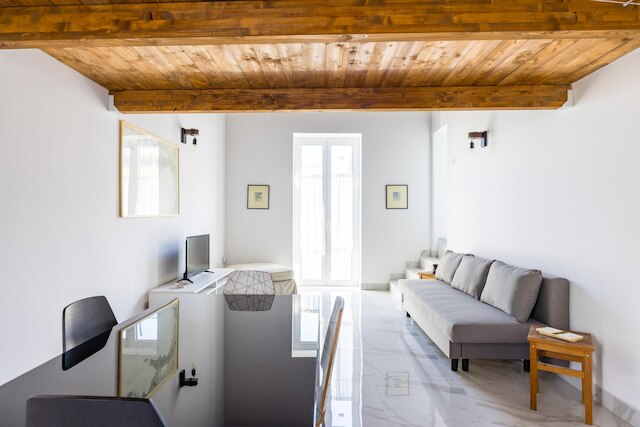 歴史的な中心部のカロッツィエリ・ネスト