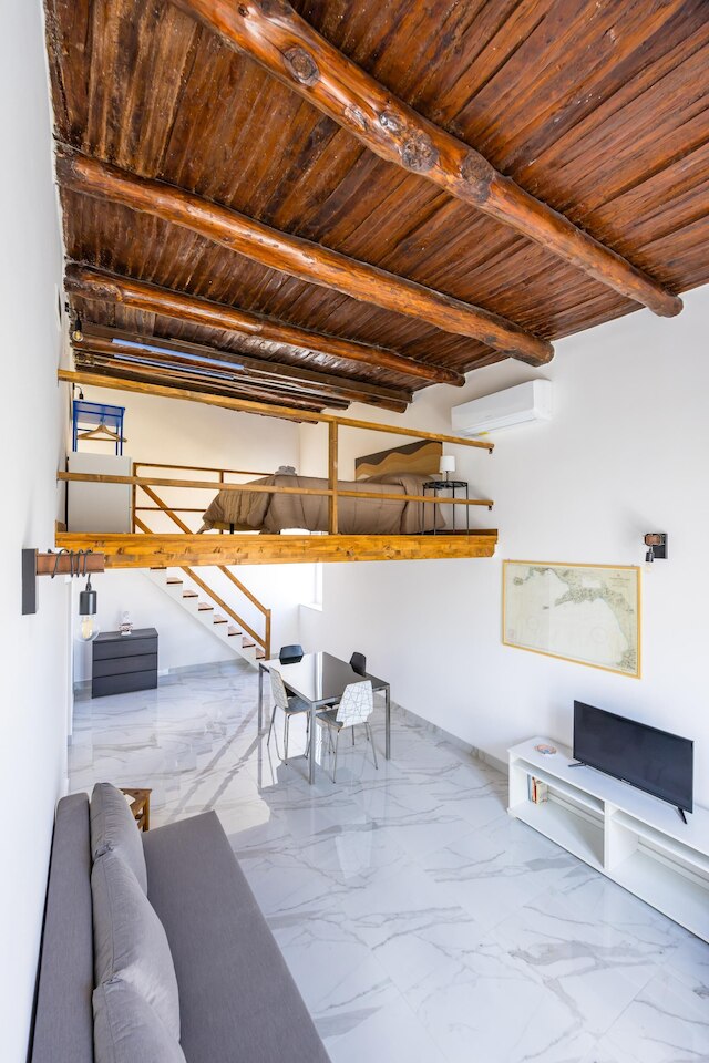 歴史的な中心部のカロッツィエリ・ネスト