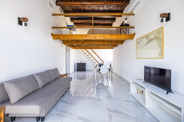 歴史的な中心部のカロッツィエリ・ネスト