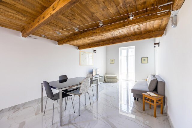 歴史的な中心部のカロッツィエリ・ネスト