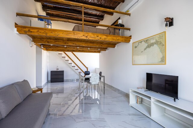 歴史的な中心部のカロッツィエリ・ネスト