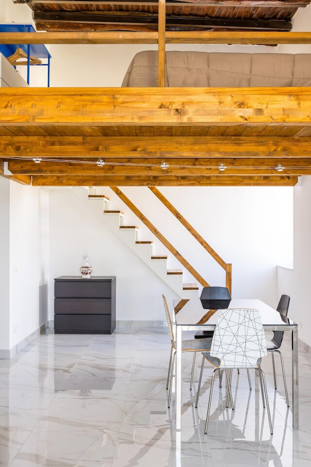 歴史的な中心部のカロッツィエリ・ネスト