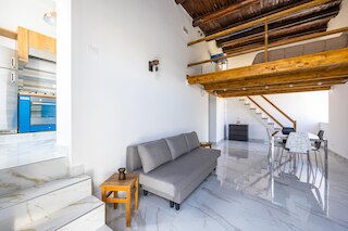 歴史的な中心部のカロッツィエリ・ネスト