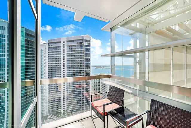 マイアミ ラグジュアリー エグゼクティブ アパートメンツ