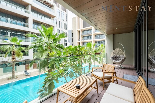 トレンディ シティ ウォーク リビング ウィズ プールビュー バルコニー