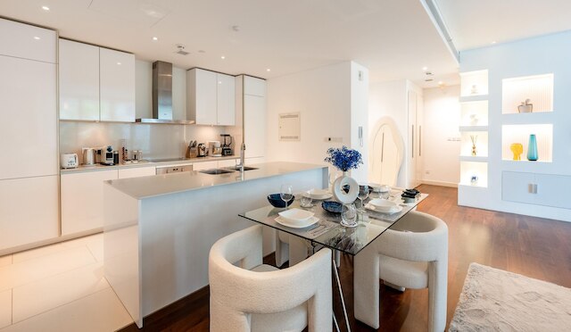 トレンディ シティ ウォーク リビング ウィズ プールビュー バルコニー