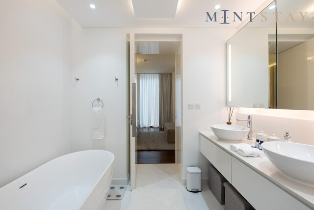 トレンディ シティ ウォーク リビング ウィズ プールビュー バルコニー