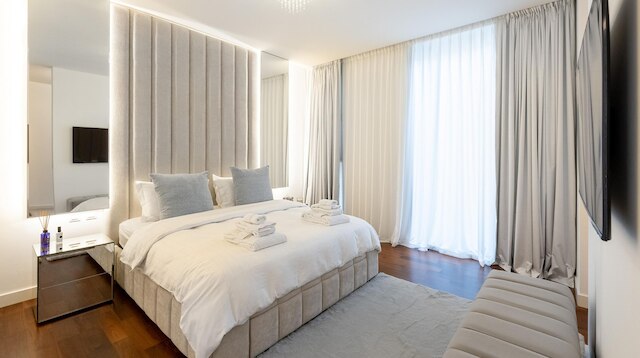 トレンディ シティ ウォーク リビング ウィズ プールビュー バルコニー