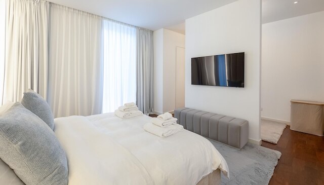 トレンディ シティ ウォーク リビング ウィズ プールビュー バルコニー