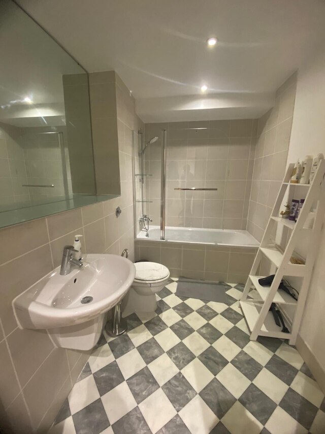 ノー ロンガー リステッド エニー モア