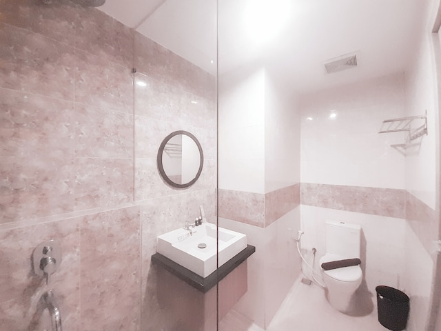 静かでモダンなスタジオマタラムシティアパートメント