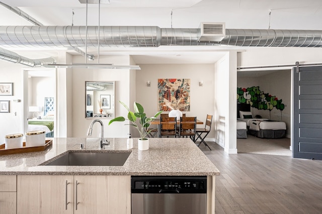 ブライト & ブリージー | リノ アート ロフツ