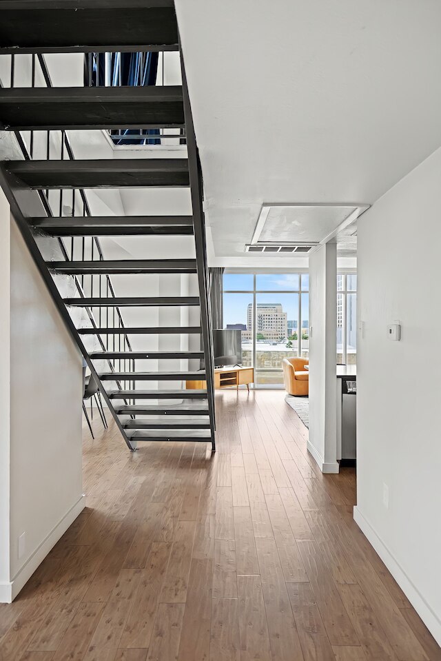 リトルフィールド ロフツ, ホステッド バイ プレイスマーク - 6th ストリート