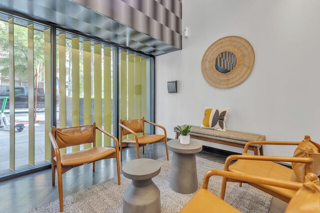 リトルフィールド ロフツ, ホステッド バイ プレイスマーク - 6th ストリート